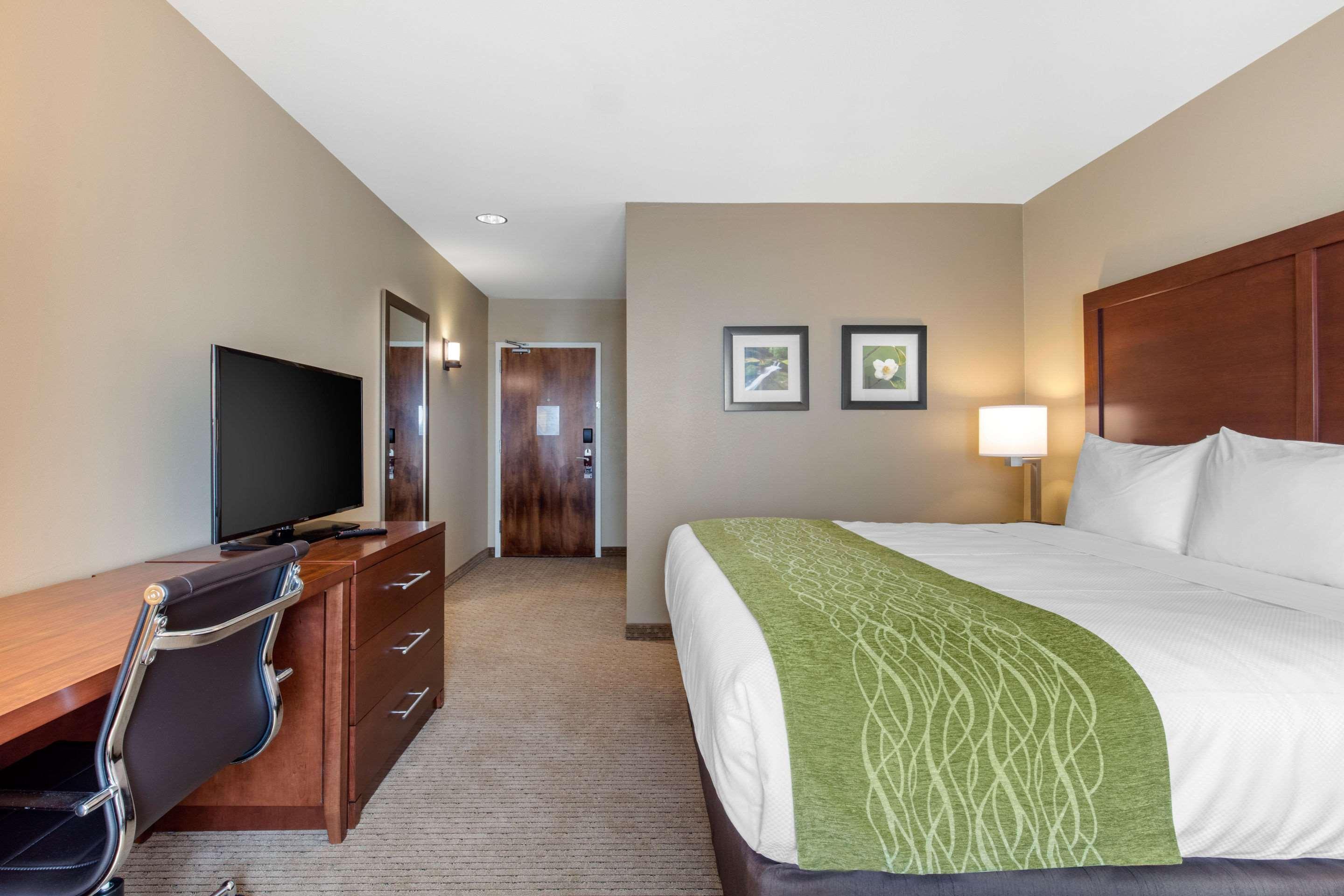 Comfort Inn & Suites At Crossplex Village Birmingham Exterior photo